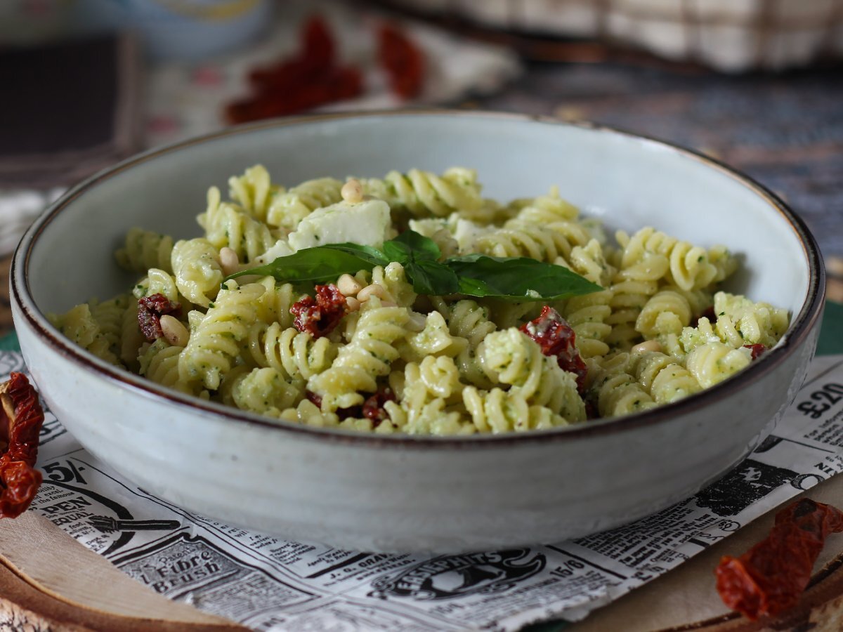 Pasta salad with zucchini pesto, mozzarella and dried tomatoes