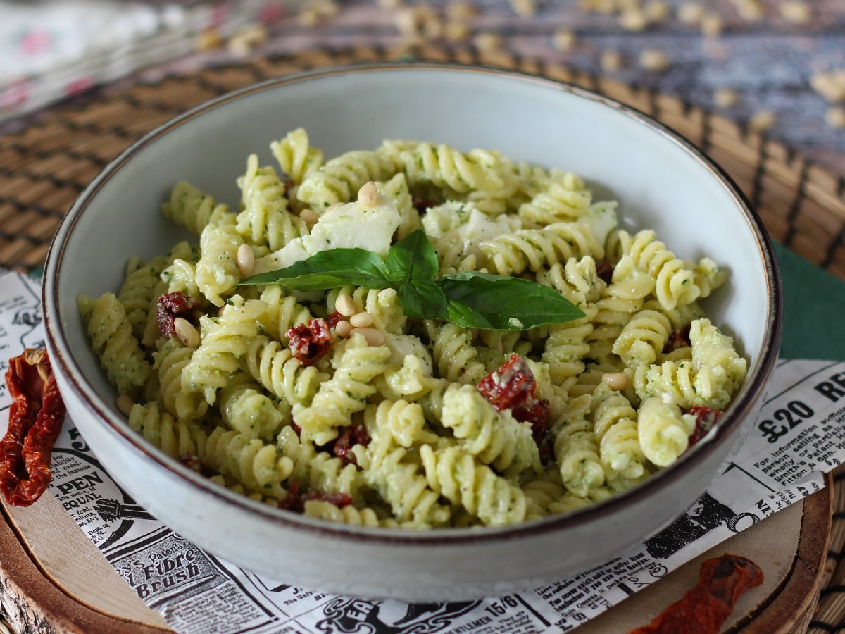 Pasta salad with zucchini pesto, mozzarella and dried tomatoes - photo 2