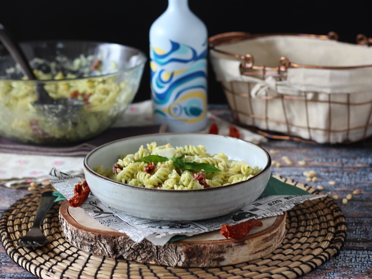 Pasta salad with zucchini pesto, mozzarella and dried tomatoes - photo 3