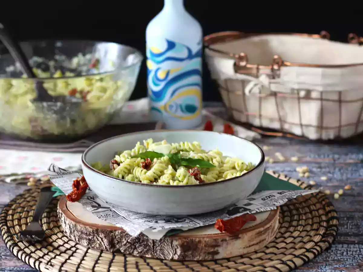 Pasta salad with zucchini pesto, mozzarella and dried tomatoes - photo 3