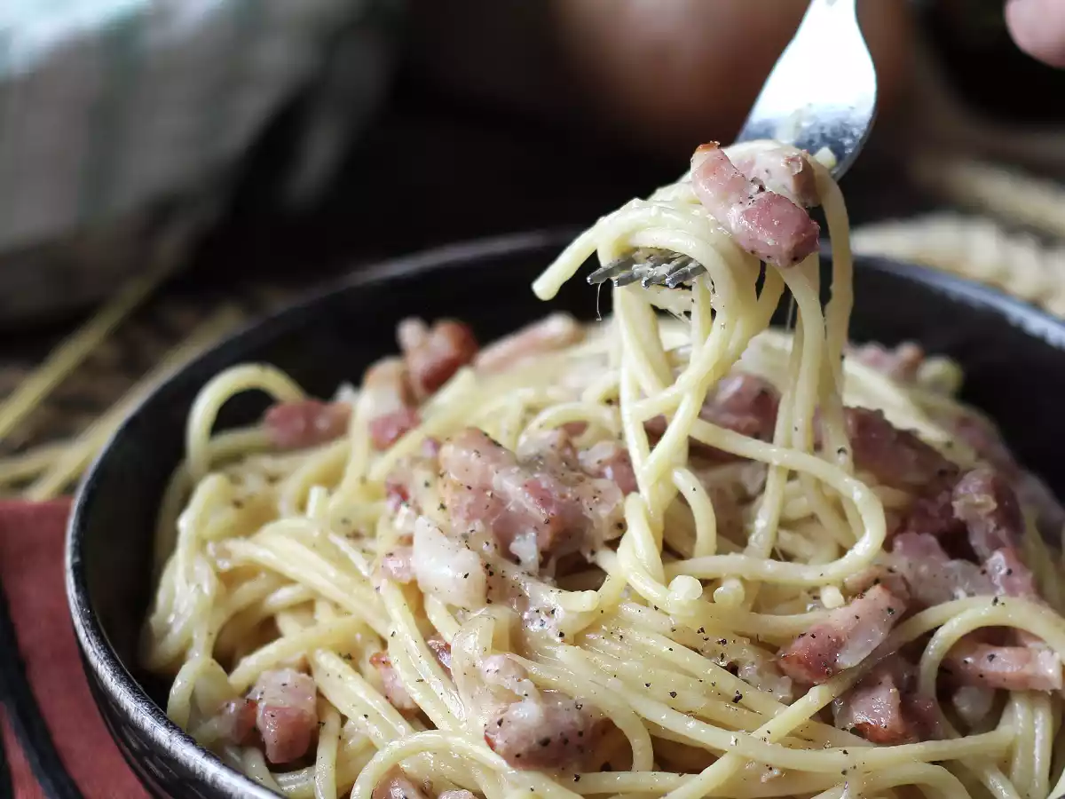Pasta with bacon: easy, cheap and creamy - photo 3