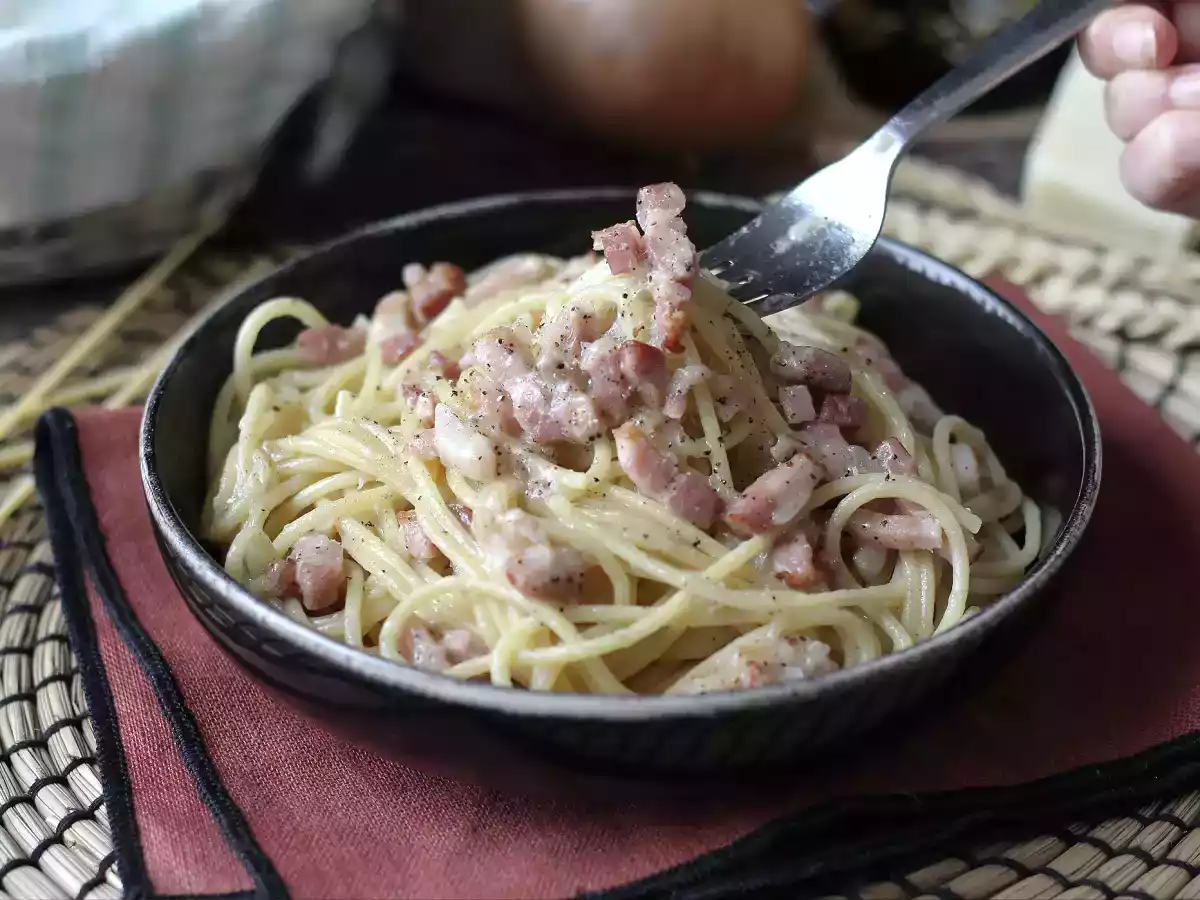 Pasta with bacon: easy, cheap and creamy - photo 6