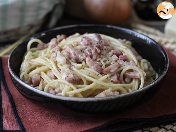 Pasta with bacon: easy, cheap and creamy