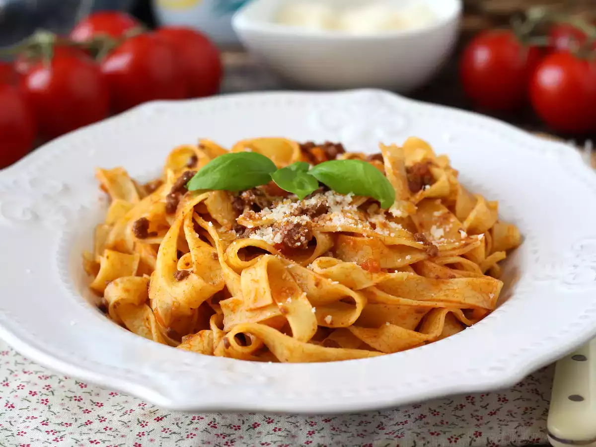 Pasta with bolognese sauce - tagliatelle al ragù alla bolognese - photo 3