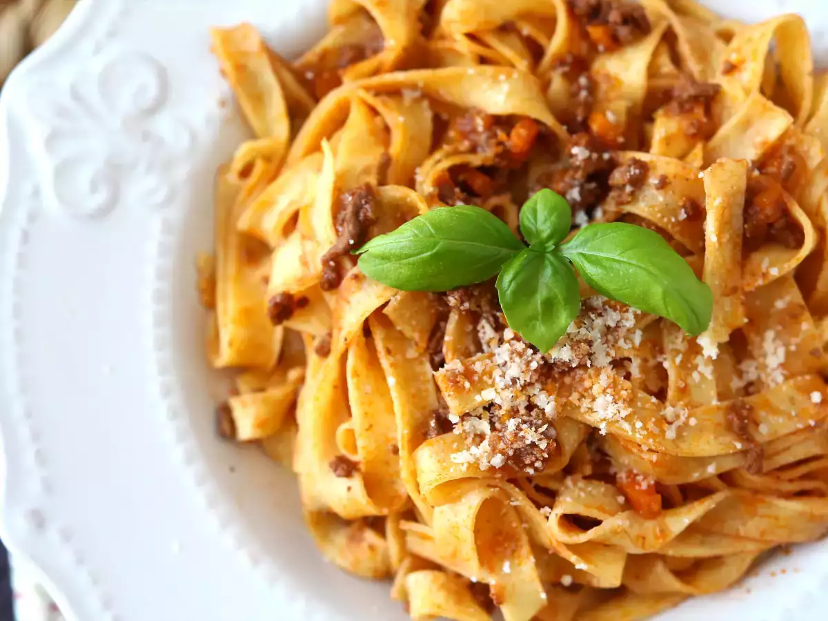 Pasta with bolognese sauce - tagliatelle al ragù alla bolognese - photo 4