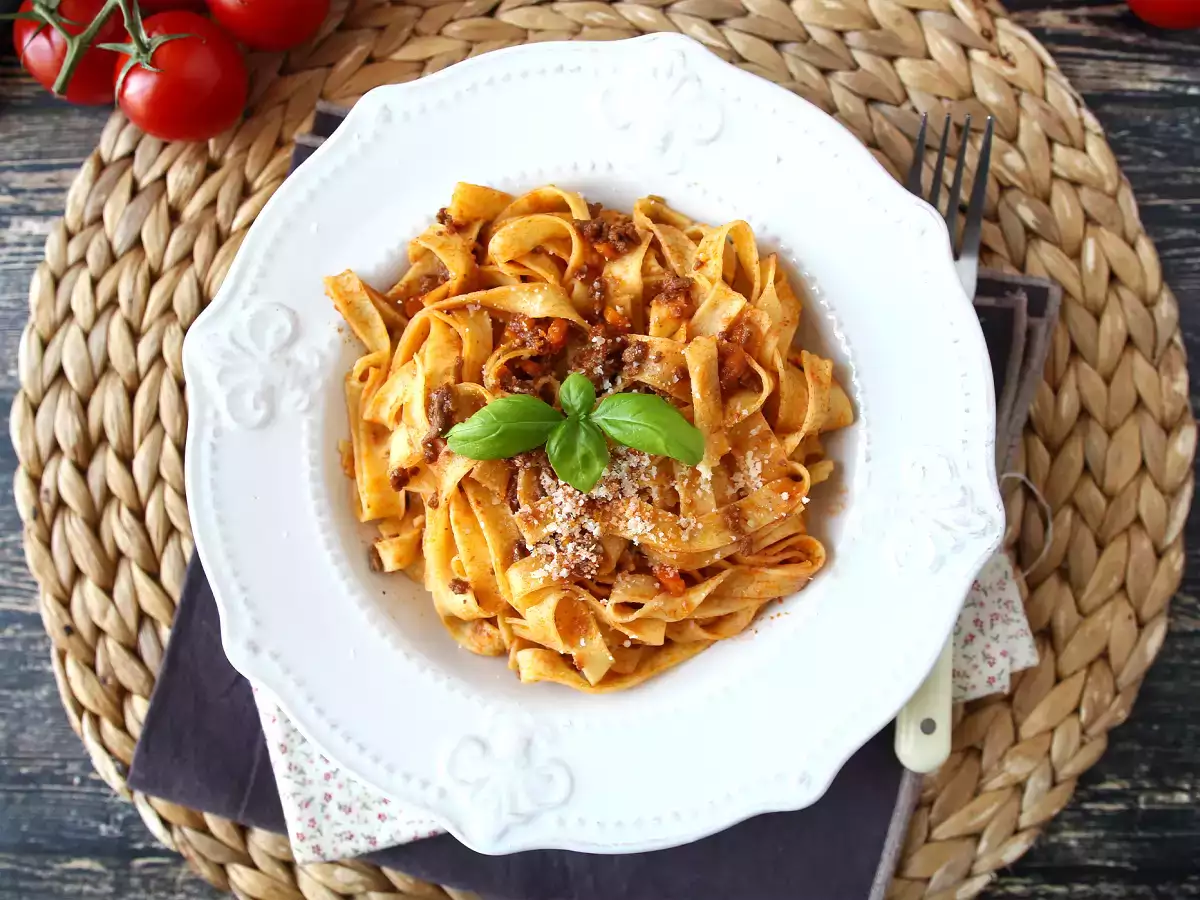 Pasta with bolognese sauce - tagliatelle al ragù alla bolognese - photo 5