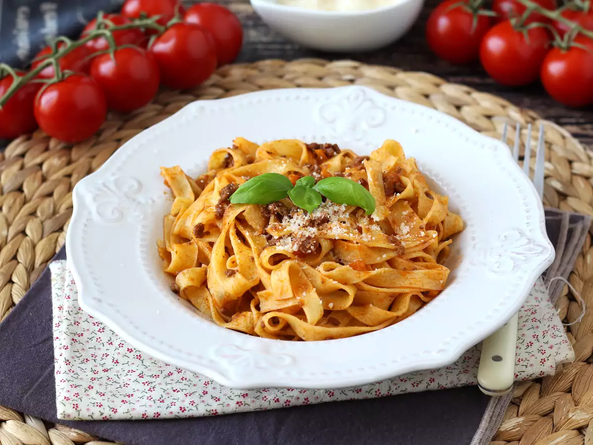 Pasta with bolognese sauce - tagliatelle al ragù alla bolognese - photo 6