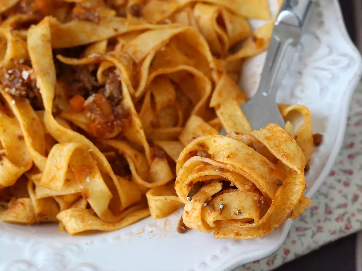 Pasta with bolognese sauce - tagliatelle al ragù alla bolognese - photo 7