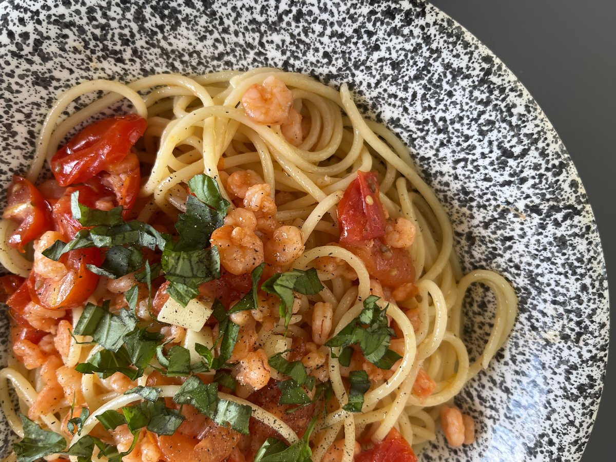 Pasta with cherry tomatoes and shrimps