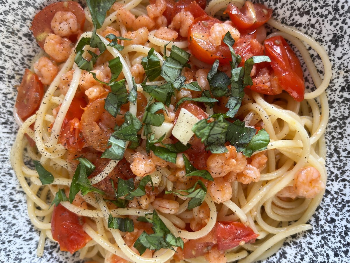 Pasta with cherry tomatoes and shrimps - photo 4