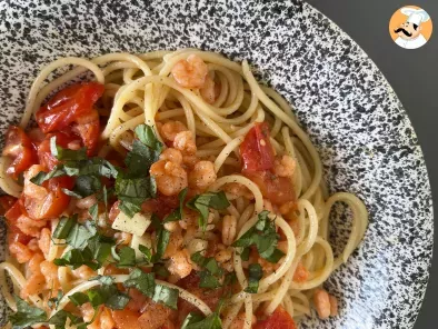 Pasta with cherry tomatoes and shrimps