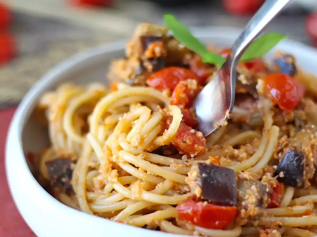 Pasta with eggplant and cherry tomatoes cream: simple and tasty recipe - photo 2