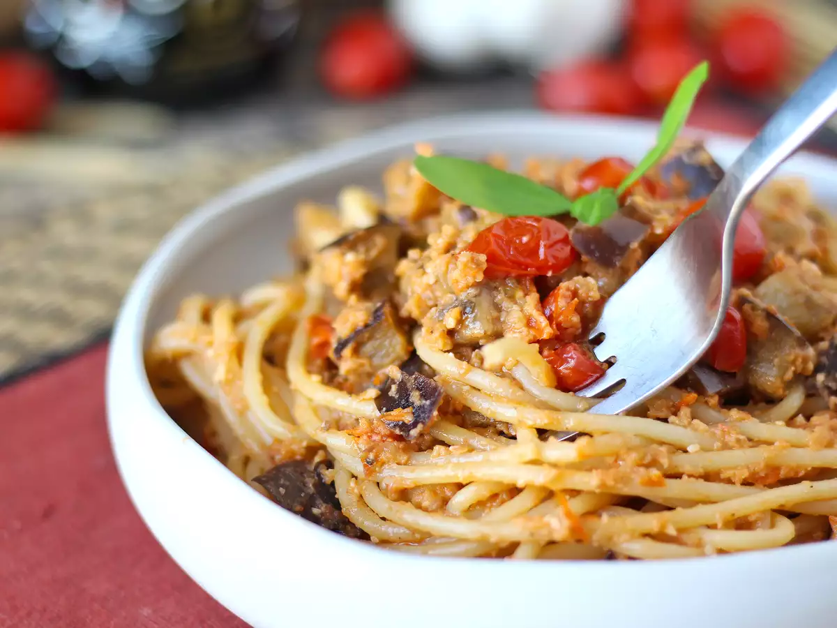 Pasta with eggplant and cherry tomatoes cream: simple and tasty recipe - photo 3
