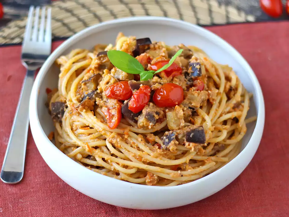 Pasta with eggplant and cherry tomatoes cream: simple and tasty recipe - photo 4