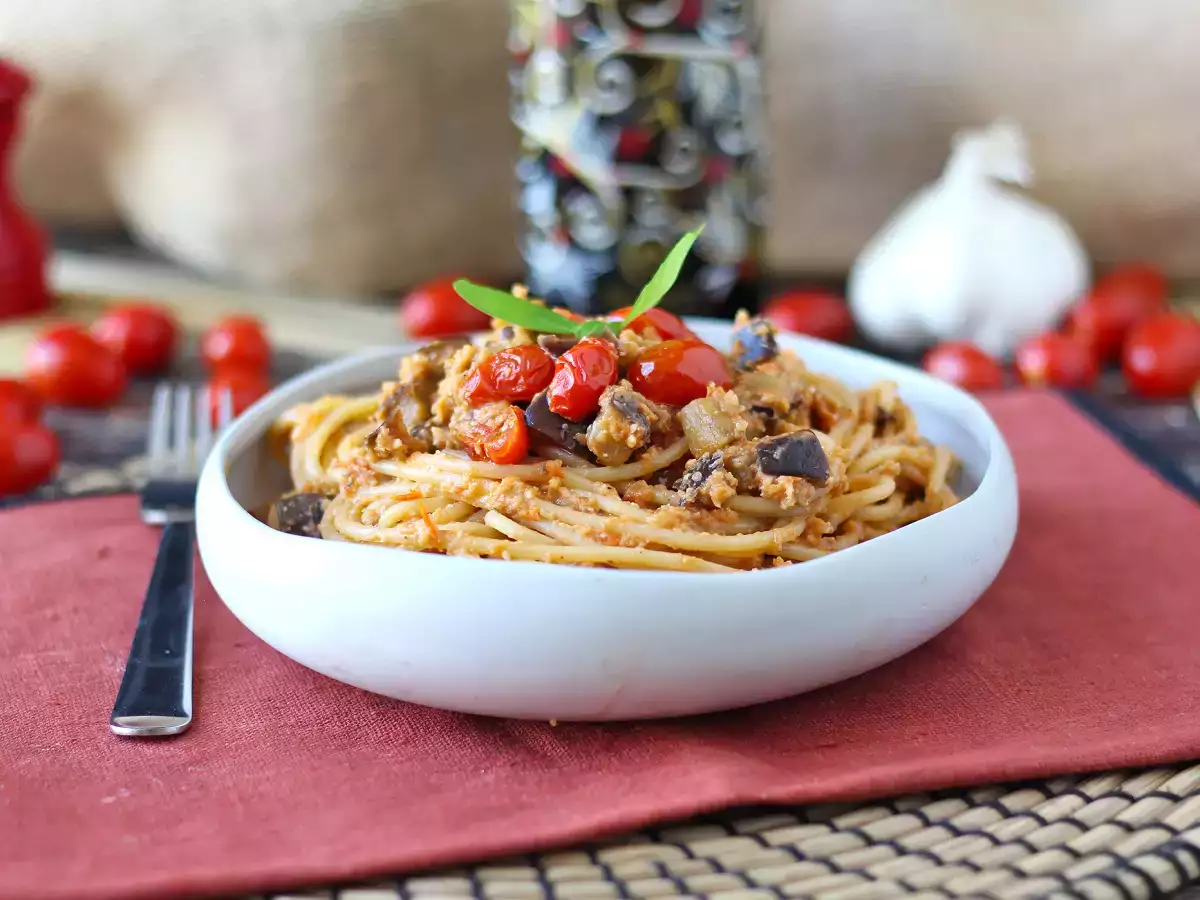 Pasta with eggplant and cherry tomatoes cream: simple and tasty recipe - photo 5