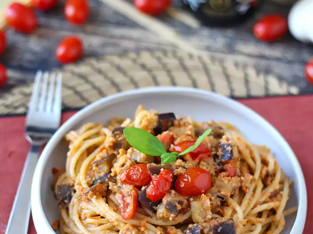 Pasta with eggplant and cherry tomatoes cream: simple and tasty recipe - photo 6