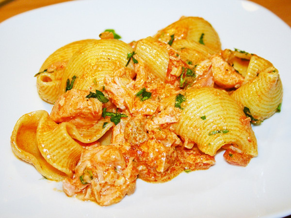 Pasta with fresh salmon and Lumaconi