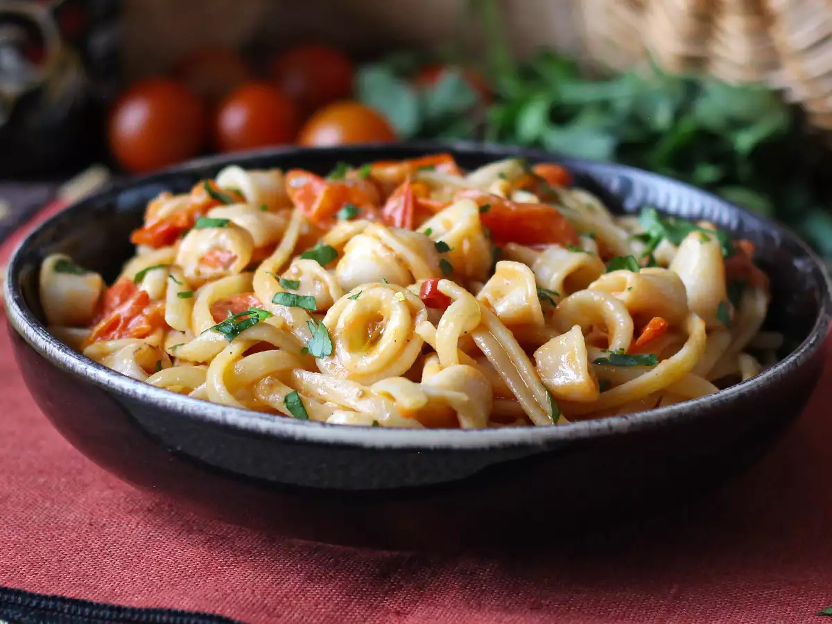 Pasta with Frozen Squid and Cherry Tomatoes: an Easy, Flavorful Recipe - photo 2