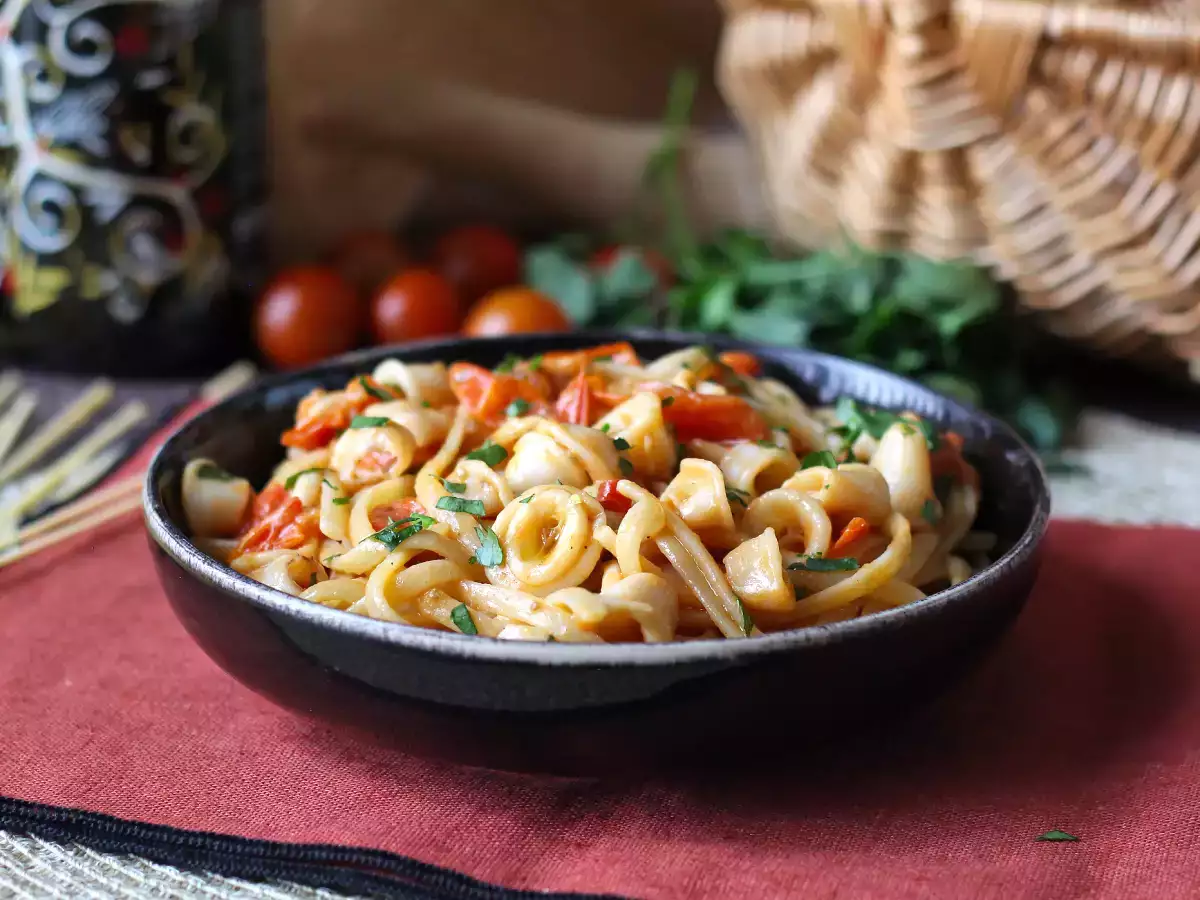 Pasta with frozen squid and cherry tomatoes: simple and tasty recipe - photo 3