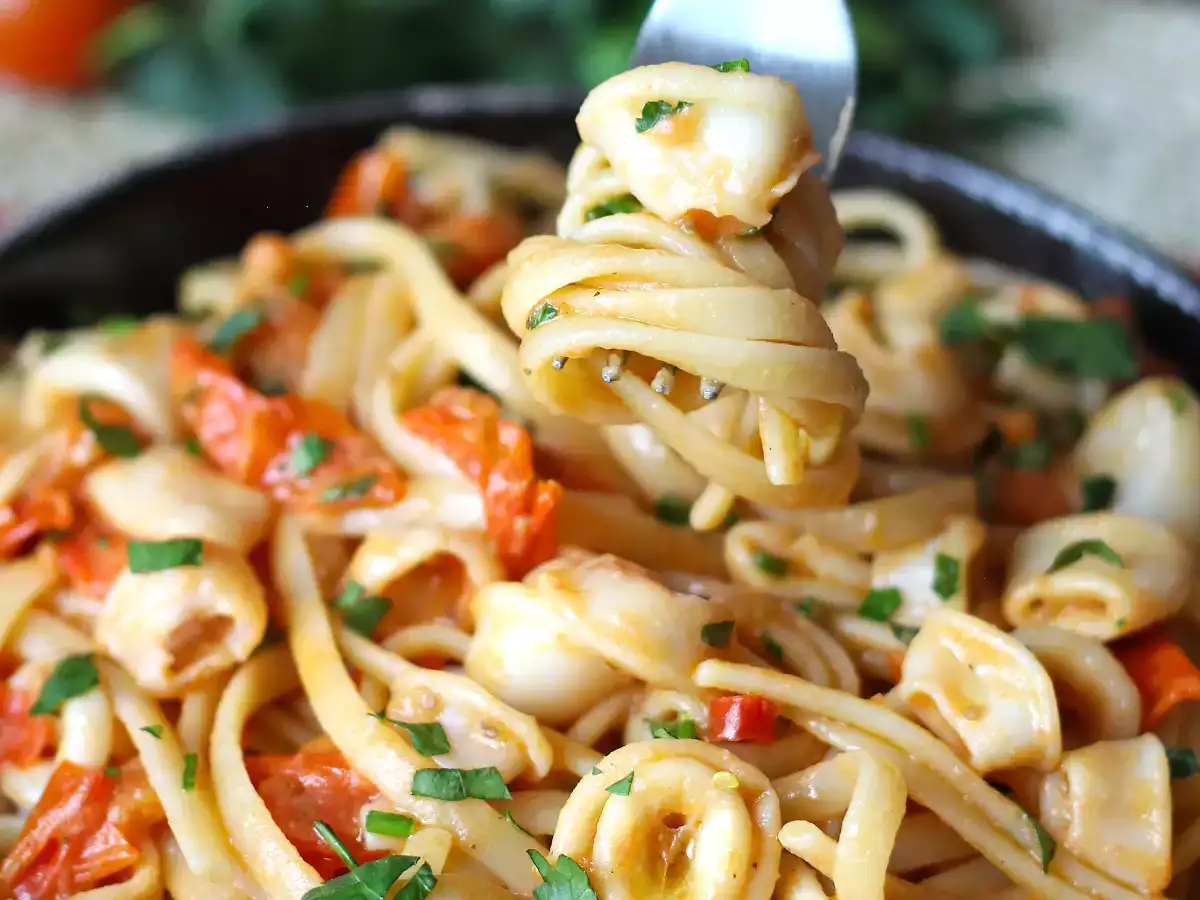 Pasta with frozen squid and cherry tomatoes: simple and tasty recipe - photo 6