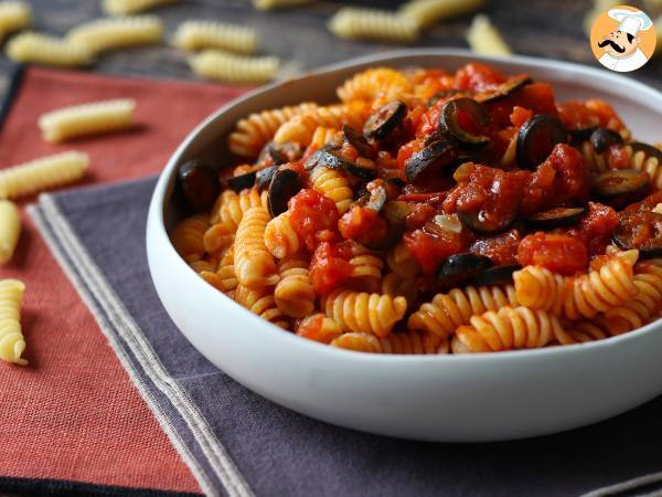 Pasta with olive sauce: cheap, tasty and easy to prepare!