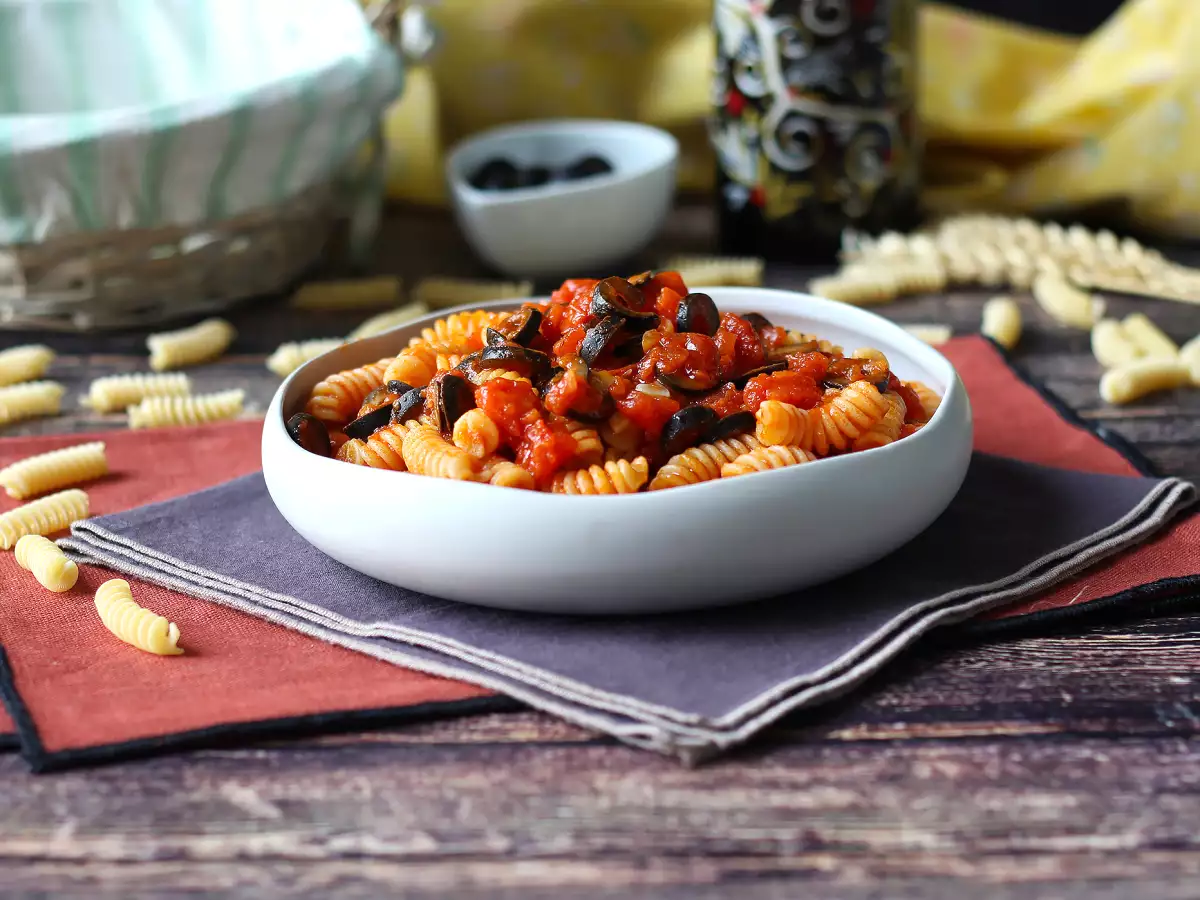 Pasta with olive sauce: inexpensive, tasty and easy to prepare! - photo 2