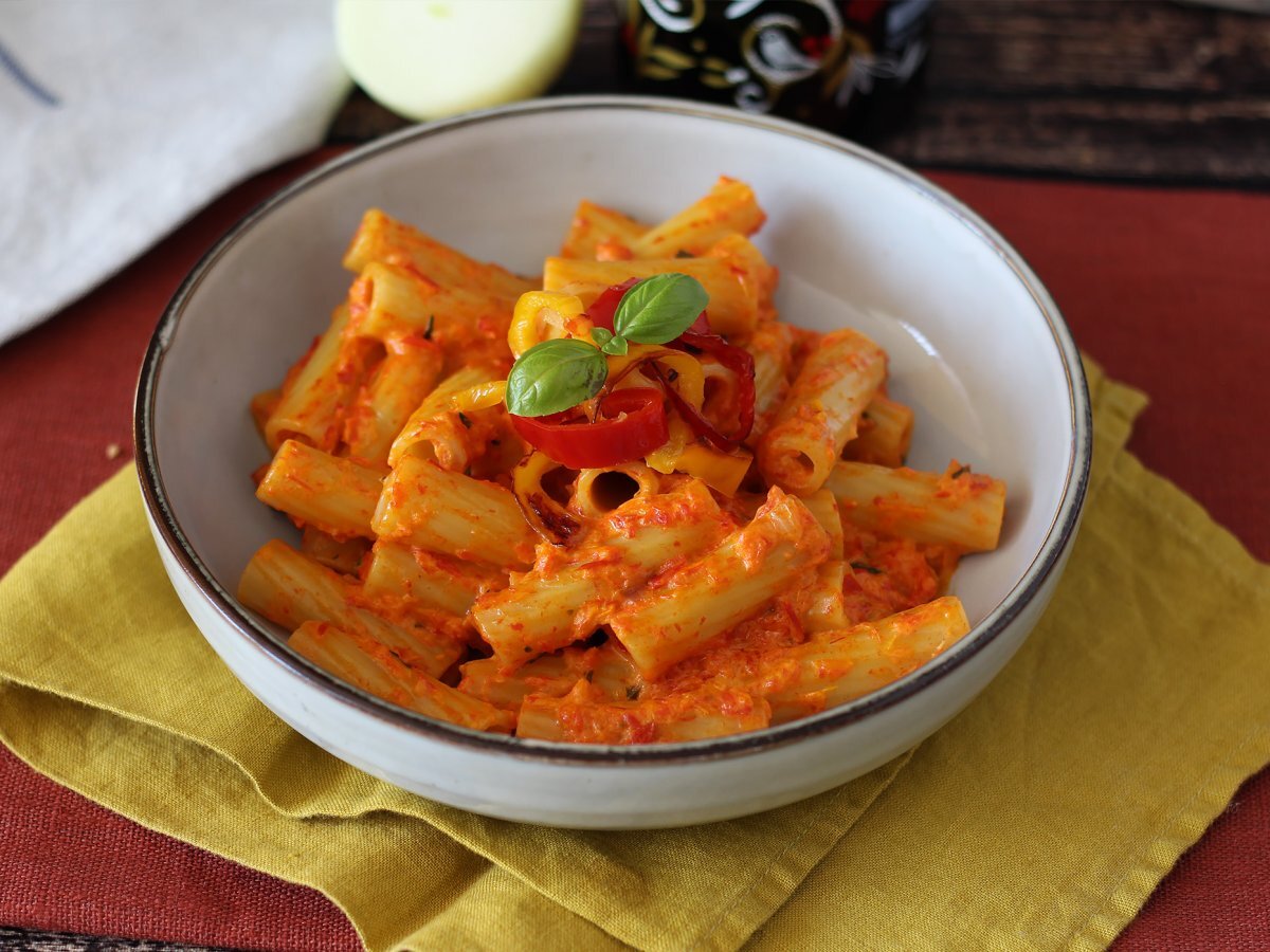 Pasta with peppers and fresh cheese, the best pasta dish for summer days