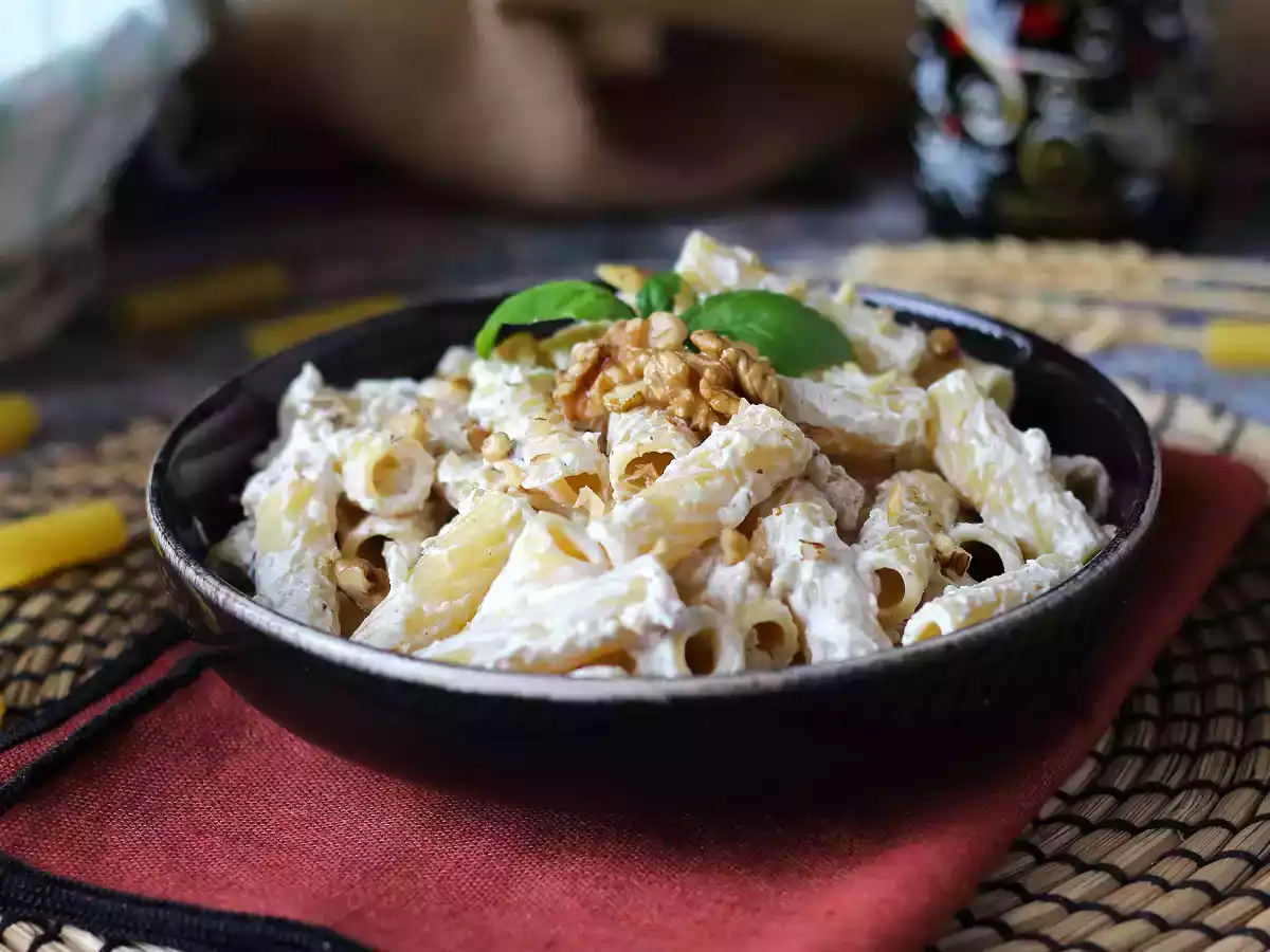 Pasta with ricotta and walnuts: creamy and crunchy
