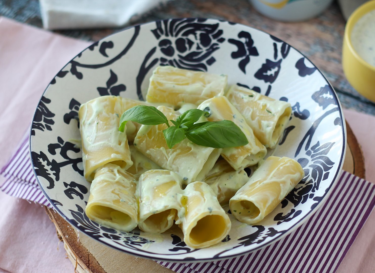 Pasta with ricotta cream and basil-image