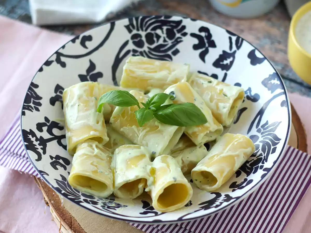 Pasta with ricotta cream and basil