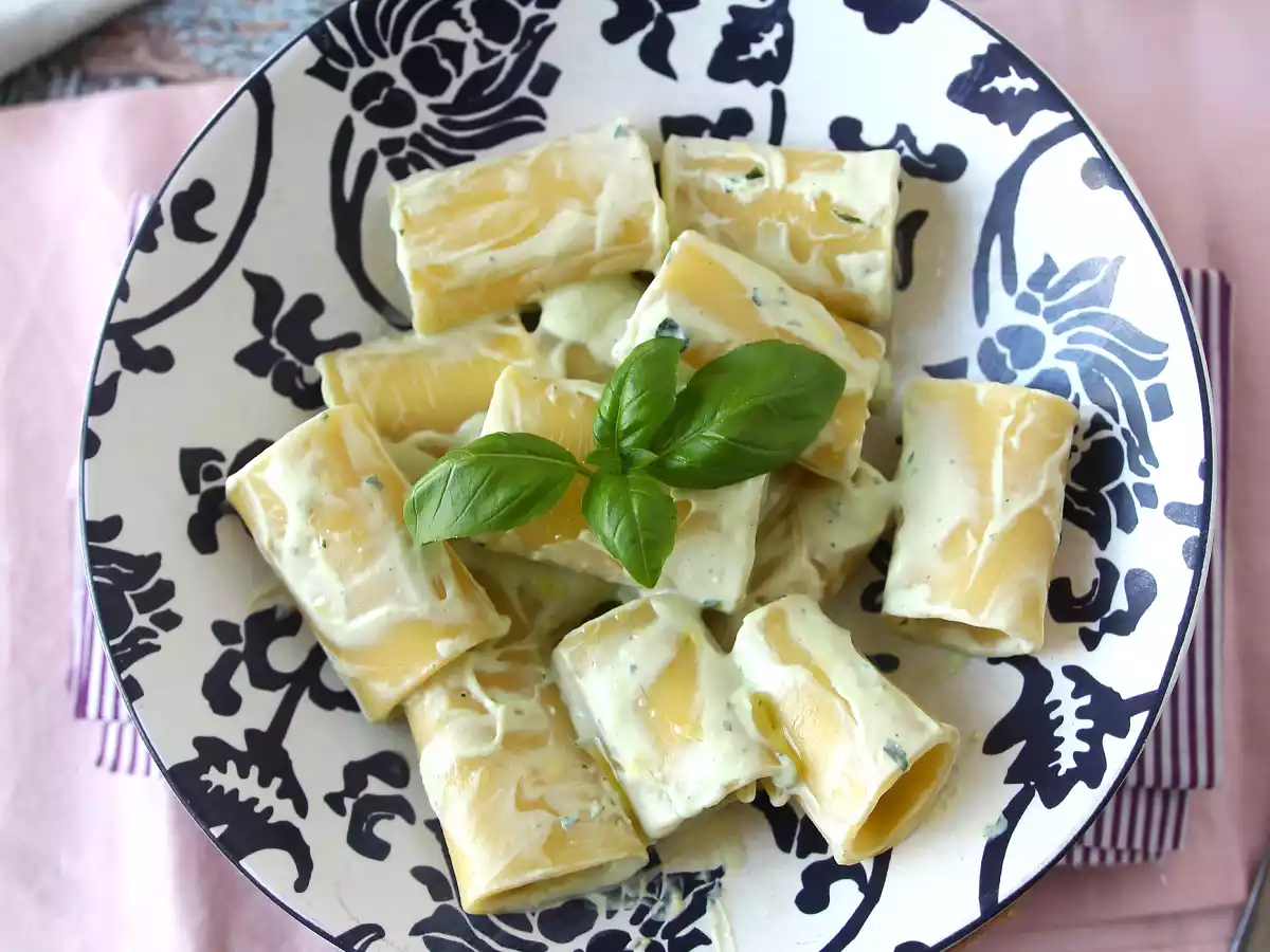 Pasta with ricotta cream and basil - photo 4
