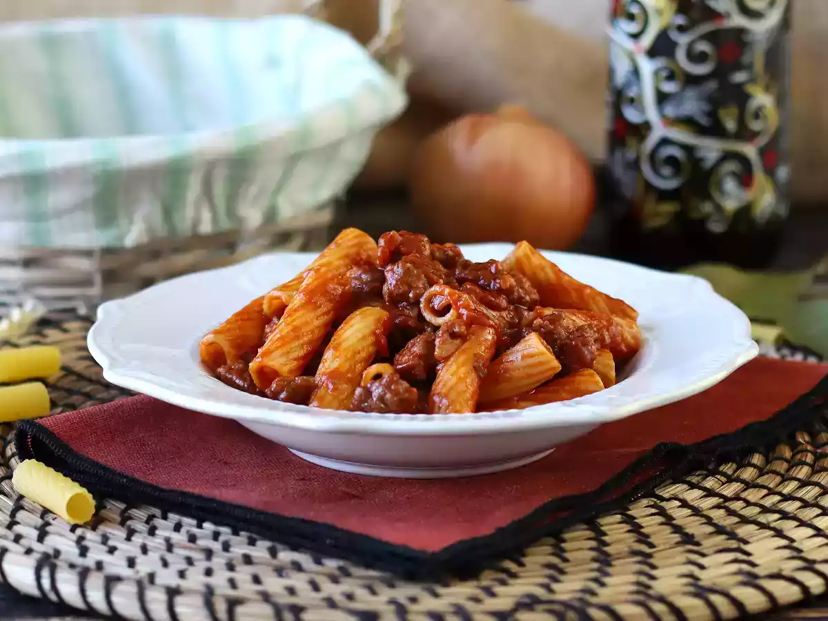 Pasta with sausage sauce: a simple dish with intense flavor - photo 2