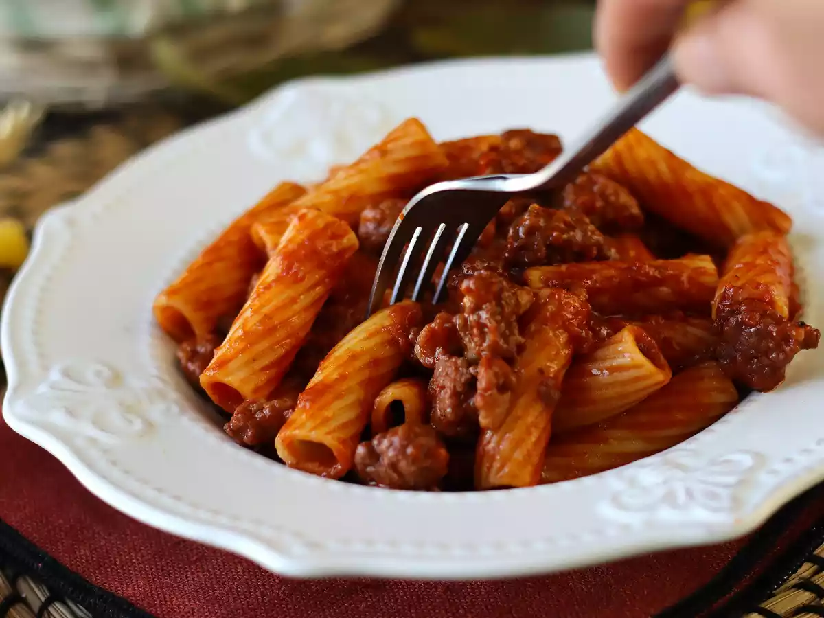 Pasta with sausage sauce: a simple dish with intense flavor - photo 3