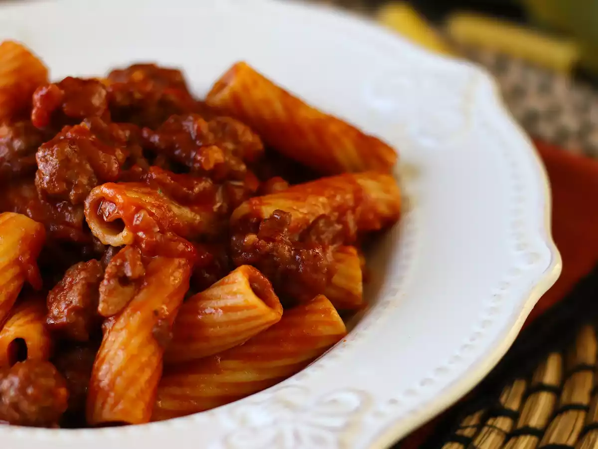 Pasta with sausage sauce: a simple dish with intense flavor - photo 4