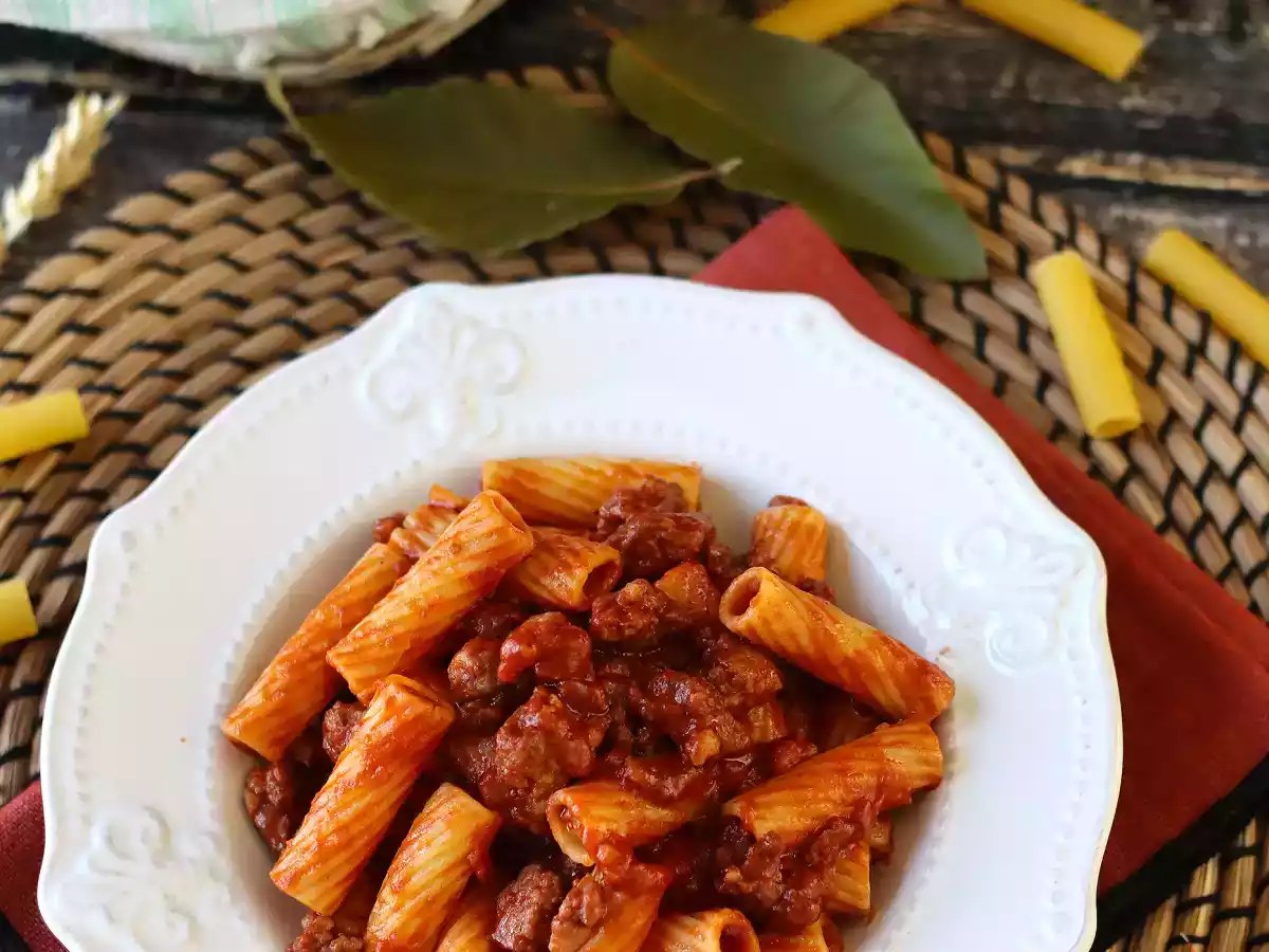 Pasta with sausage sauce: a simple dish with intense flavor - photo 6