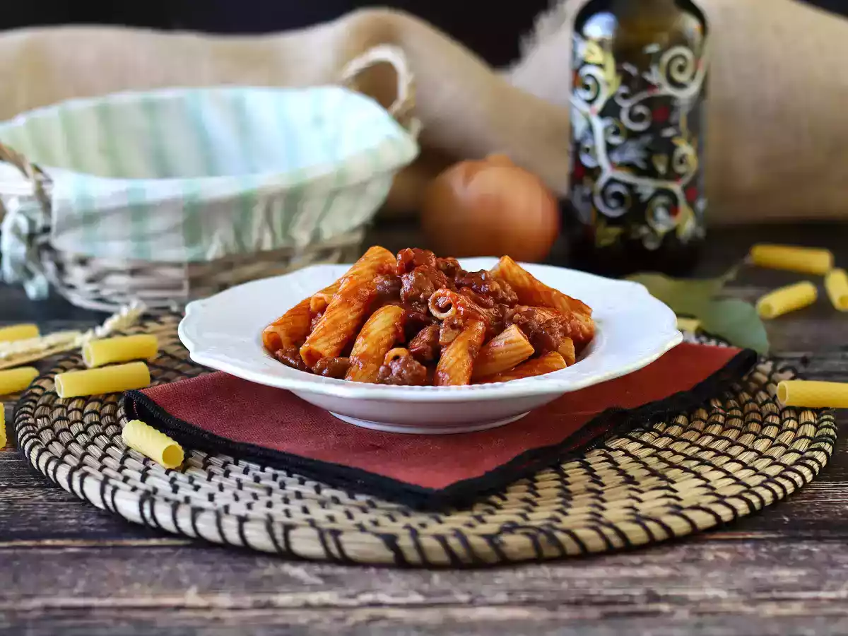 Pasta with sausage sauce: a simple dish with intense flavor - photo 7