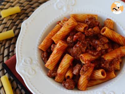 Pasta with sausage sauce: a simple dish with intense flavor