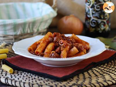 Pasta with sausage sauce: a simple dish with intense flavor - photo 2