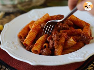 Pasta with sausage sauce: a simple dish with intense flavor - photo 3