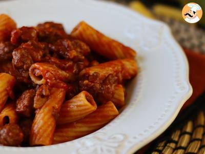 Pasta with sausage sauce: a simple dish with intense flavor - photo 4