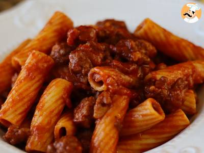 Pasta with sausage sauce: a simple dish with intense flavor - photo 5