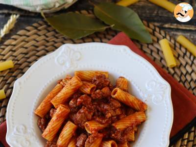 Pasta with sausage sauce: a simple dish with intense flavor - photo 6