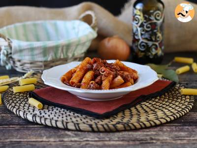 Pasta with sausage sauce: a simple dish with intense flavor - photo 7