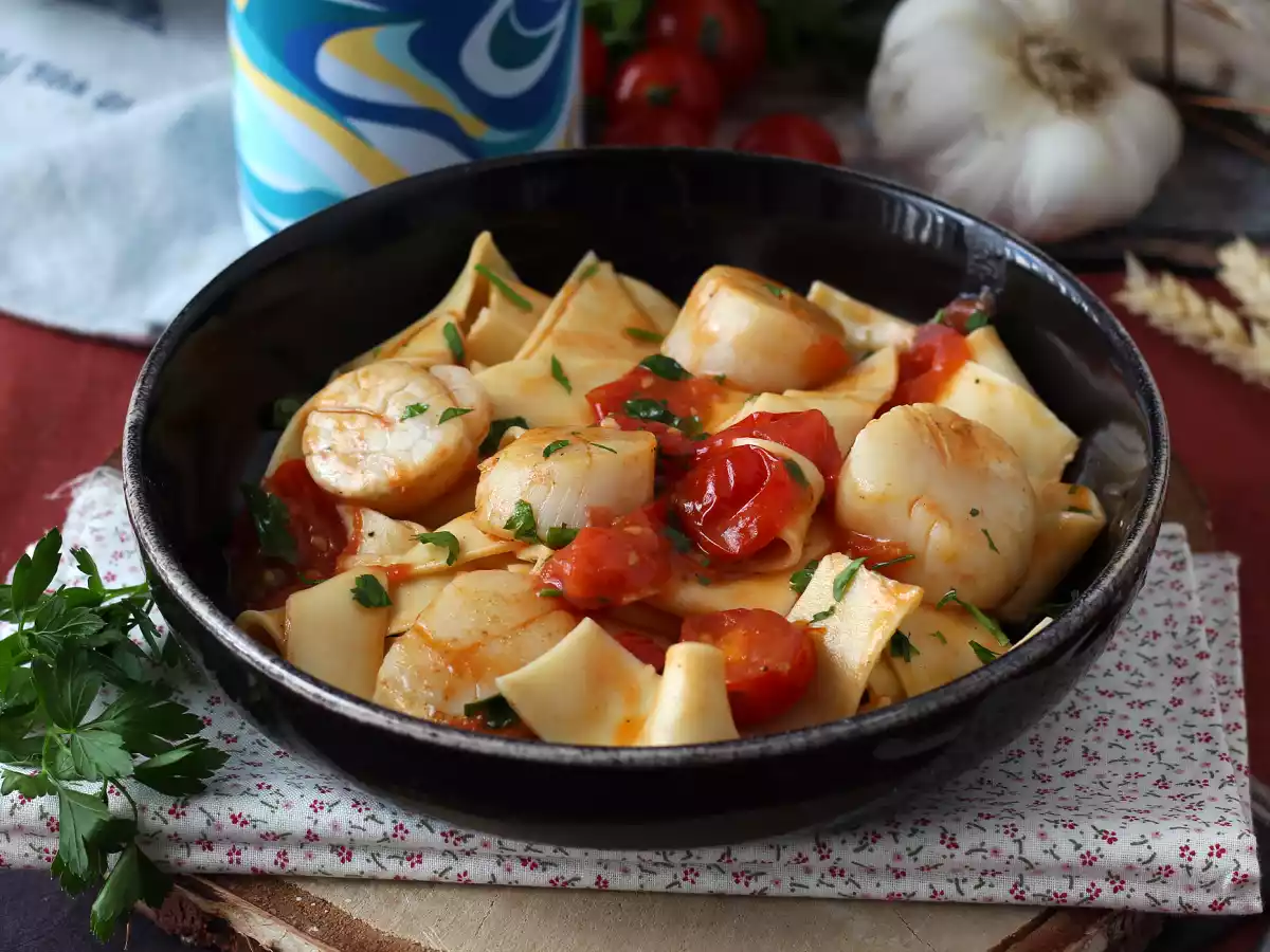 Pasta with scallops, an elegant seafood dish