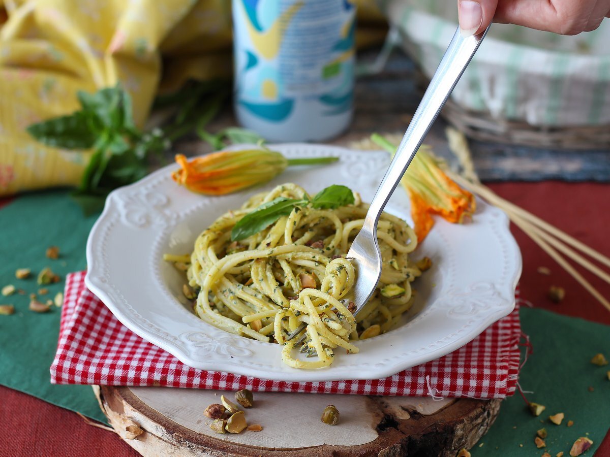 Pasta with squash blossoms, ricotta cheese and pistachios - photo 4