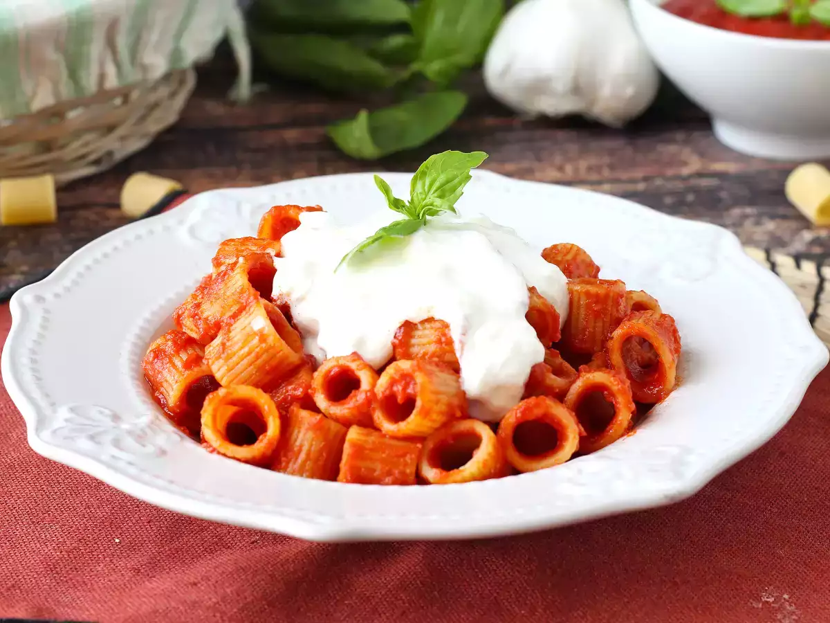 Pasta with stracciatella and creamy tomato: the first course ready in 10 minutes - photo 2