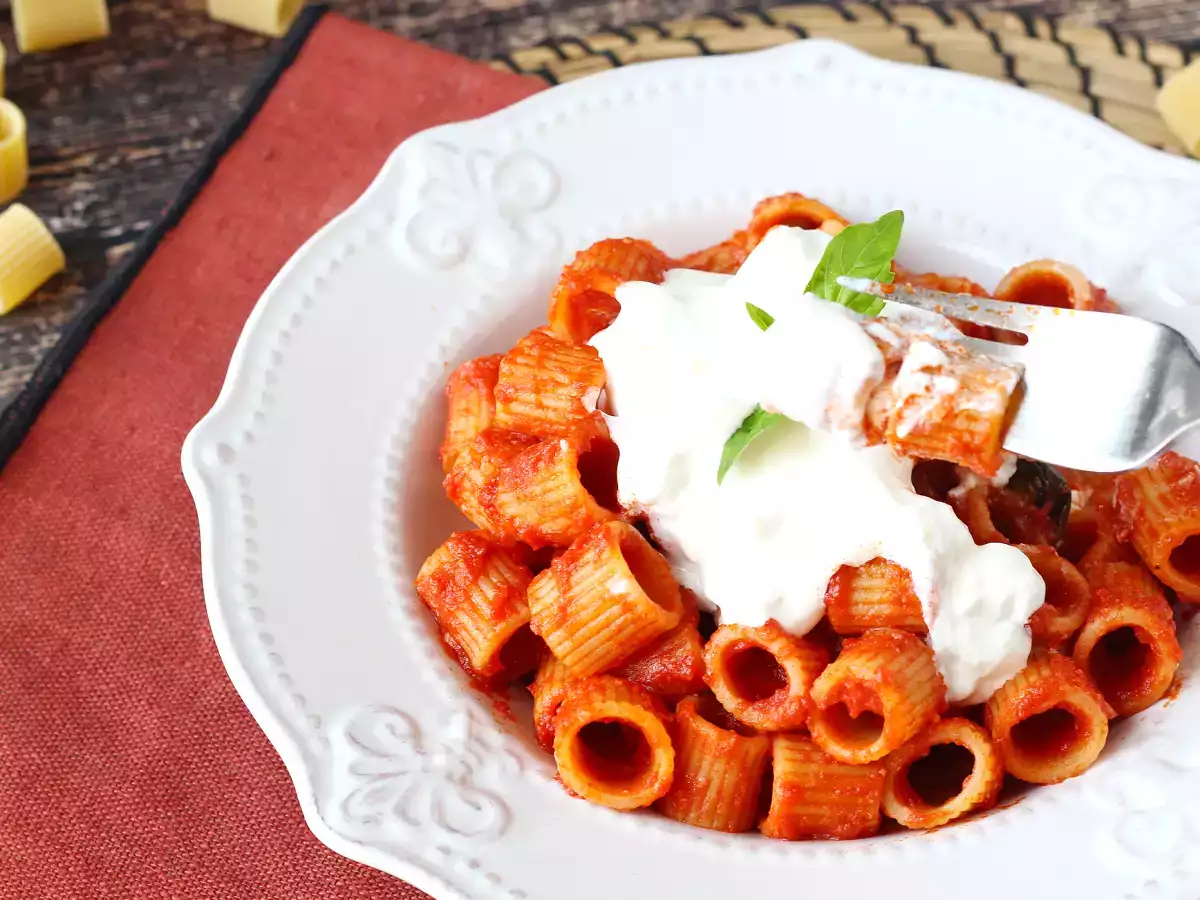 Pasta with stracciatella and creamy tomato: the first course ready in 10 minutes - photo 4