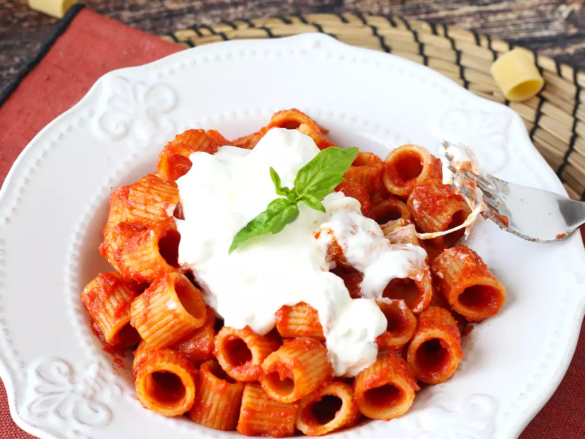 Pasta with stracciatella and creamy tomato: the first course ready in 10 minutes - photo 5