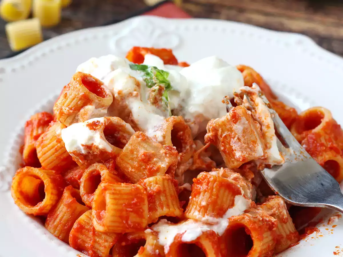 Pasta with stracciatella and creamy tomato: the first course ready in 10 minutes - photo 7