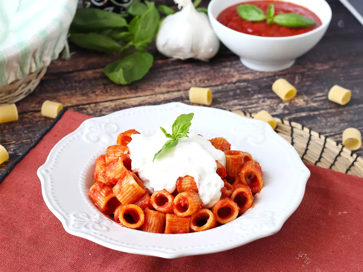 Pasta with stracciatella and creamy tomato: the first course ready in 10 minutes - photo 8